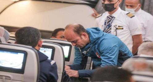 قبل مواجهة الرجاء.. طبيب الأهلي يتدخل لإسعاف سيدة مغربية على متن الطائرة